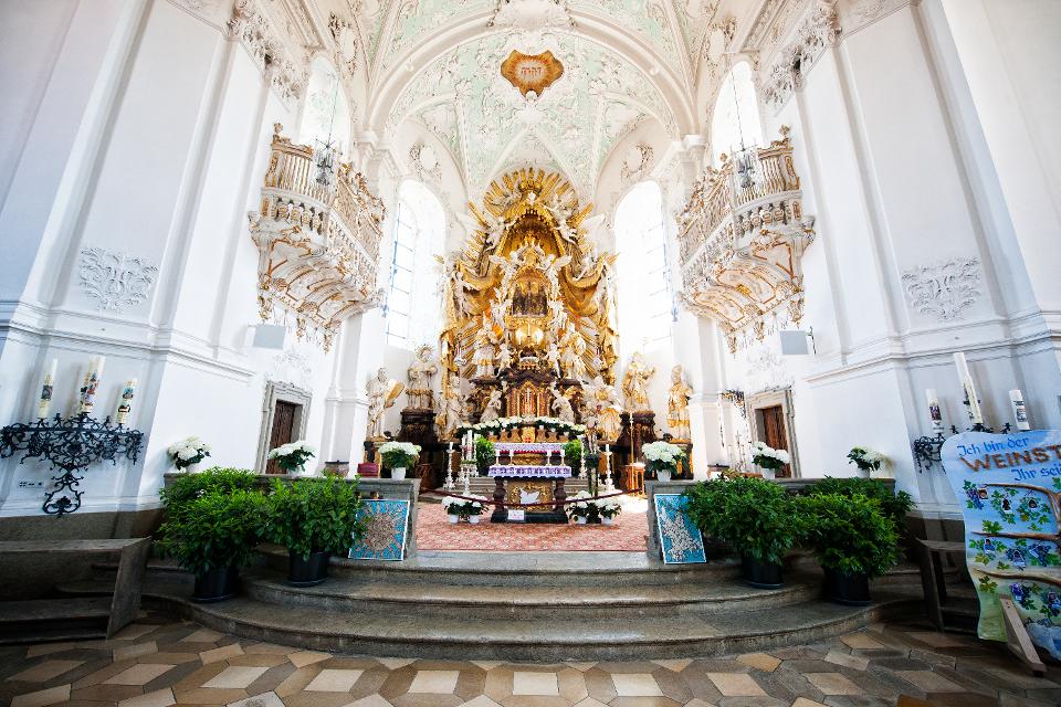 Pompöse barocke Kirche mit gold glänzendem Altar