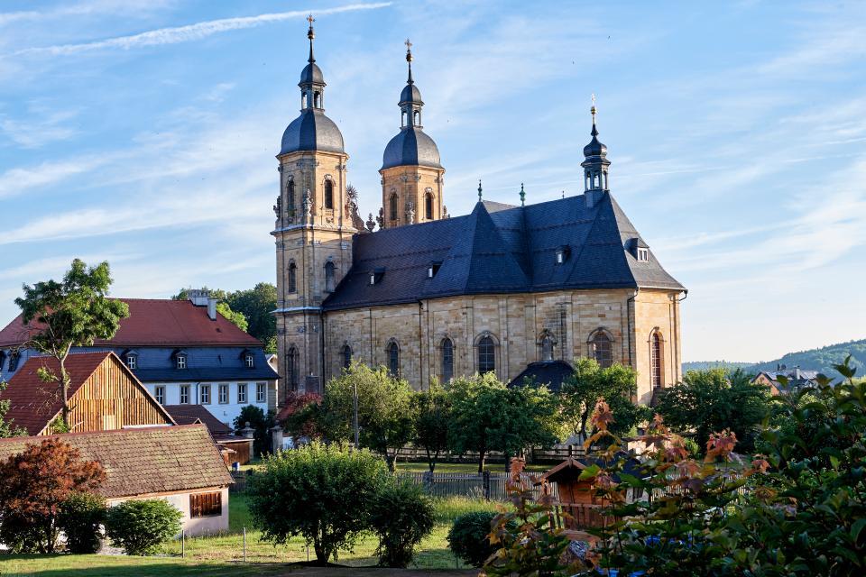 Die Pfarr- und Wallfahrtskirche zur Heiligsten Dreifaltigkeit ist das Wahrzeichen Gößweinsteins. Dieses monumentale Gotteshaus, dessen beide Türme majestätisch ins Land grüßen, bildet zusammen mit seiner Wallfahrt das religiöse Zentrum der Fränkischen Schweiz.