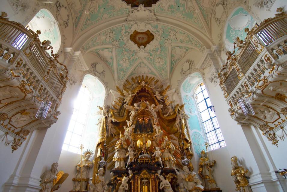 Der Altarbereich der Wallfahrtskirche ist mit vielen Engeln und anderen Figuren umschmückt. Zwei links und rechts angebrachte Balkone, welche prunkvolle Muster besitzen, sind auch mit Goldstrukturen verziert.
