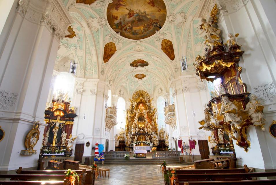 Viele vergoldete Figuren, aufwändige Wandverzierungen und Deckenbilder machen das Innere der Basilika unverwechselbar. Noch dazu sorgen die etliche Höhenmeter der Decke für einen atemberaubenden Klang der Orgel.