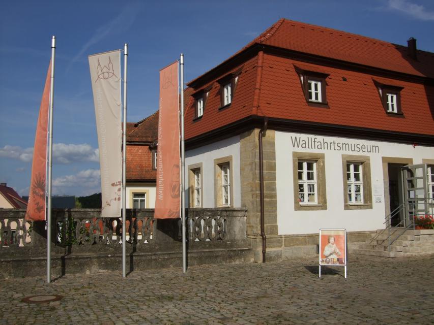 Im ehemaligen Mesnerhaus aus dem 18. Jh. liegt das erste Wallfahrtsmuseum der Erzdiözese Bamberg eingebettet in dem 