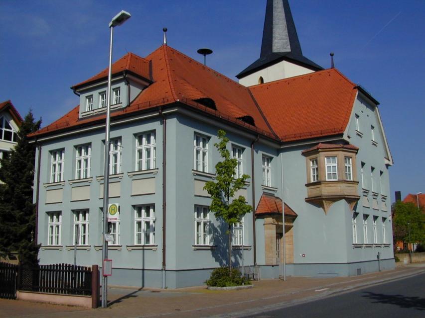 Die Alte Schule in Hirschaid wird als Kulturzentrum genutzt. Neben regelmäßigen Sonderausstellungen zu ortsgeschichtlichen Themen, trifft sich dort auch das musikalische Vereinsleben von Hirschaid.