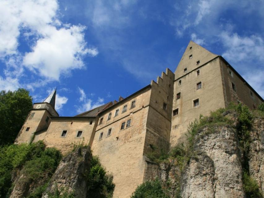 Die aus Stein bestehenden Gebäude des Schlosses sind verwinkelt ineinander gebaut.