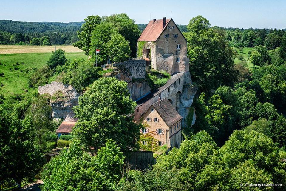 1000-jährige Burg in schöner Lage mit traumhaften Blick über das Felsenstätdchen Pottenstein. 