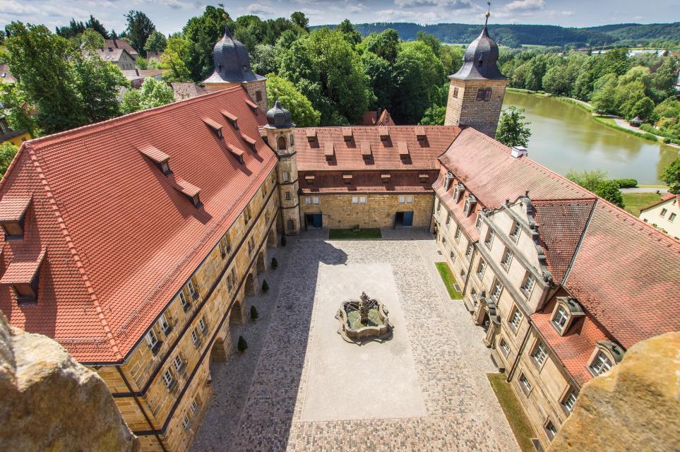 Inmitten des oberen Schlosshofes dominiert eine Barock gestaltete Brunnenanlage.