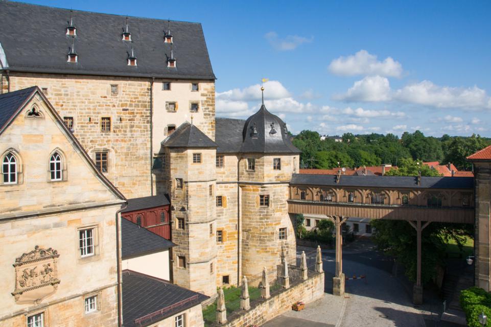 An der Gibelseite des Gebildes ist das Wappen des Adelsgeschlechtes zu erkennen. Der hölzerne Durchgang "Kirchgang" steht auf zwei Stützen und verbindet das Schloss und die Kirche.