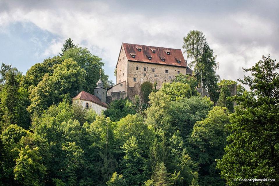 Von Weitem erkennt man die Burg, welche zusammen mit der Schlosskapelle in grünen Wäldern eingebettet auf Felszungen thront.