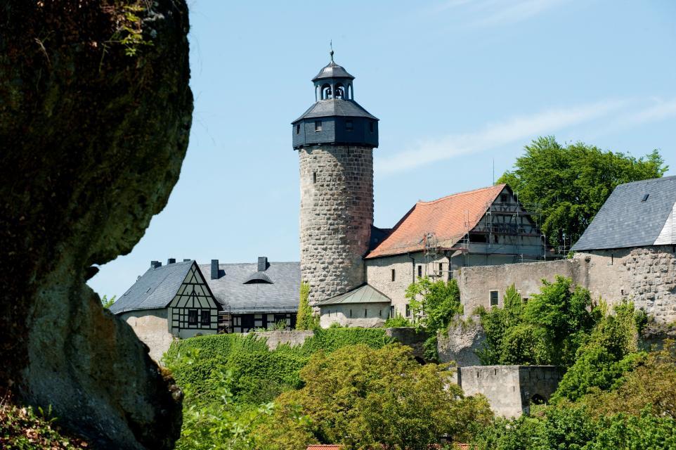 Hoch oben auf einem Fels thront die Burg Zwernitz, die 1156 erstmals urkundlich erwähnt wird. Damals wurde der markante Bergfried zur Weiterleitung von Rauchsignalen bis zur Plassenburg (Kulmbach) genutzt.