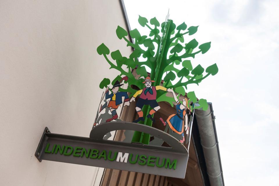 Im Lindenbaum-Museum in Neudrossenfeld, zwischen Schloss, Kirche und historischem Brauereigasthof, zeigt in einzigartiger Weise mit über 40 Exponaten einen Querschnitt durch alle Bauarten von Lindenbäumen im europäischen Raum.
