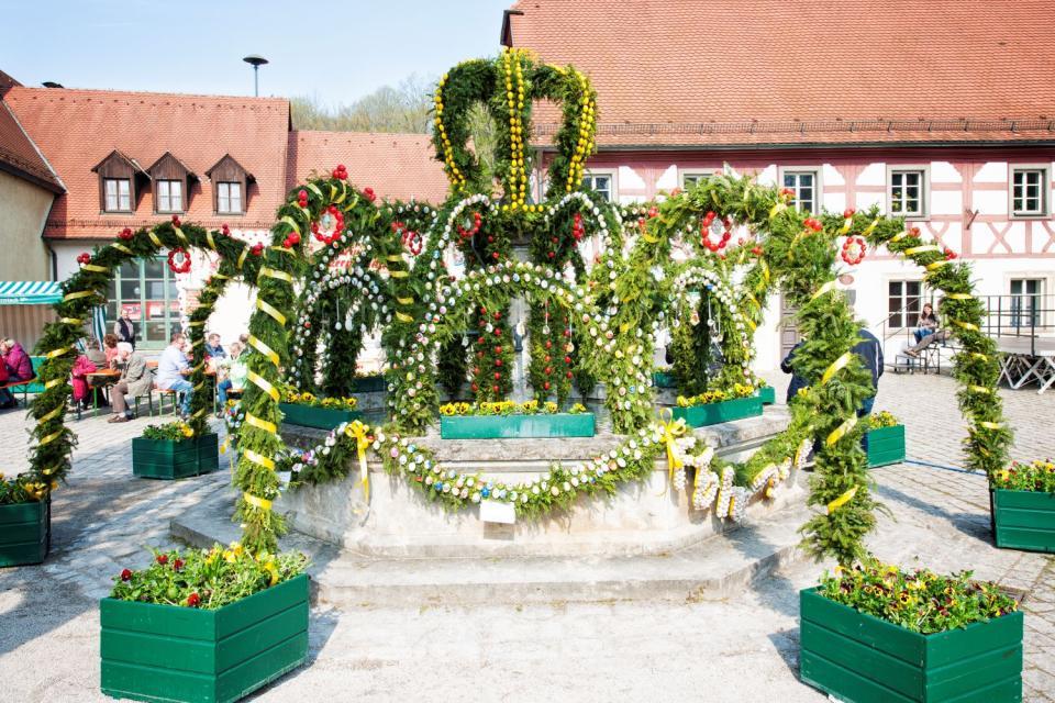 Am Marktplatz in Heiligenstadt finden Sie einen der schönsten Osterbrunnen in der Fränkischen Schweiz