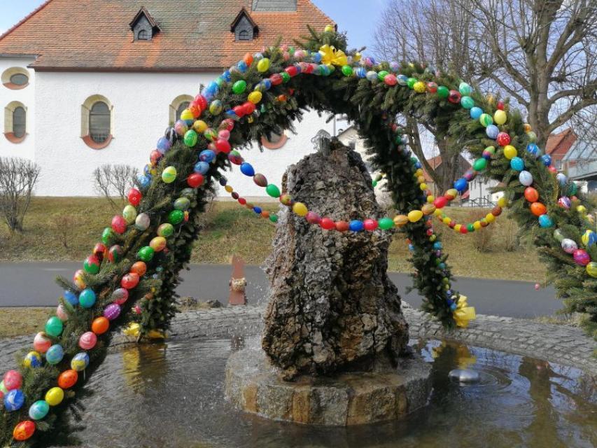 Der Osterbrunnen von Kirchahorn im Ahorntal