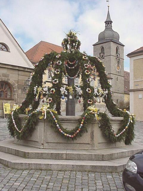Der Osterbrunnen am Marktplatz in Creußen