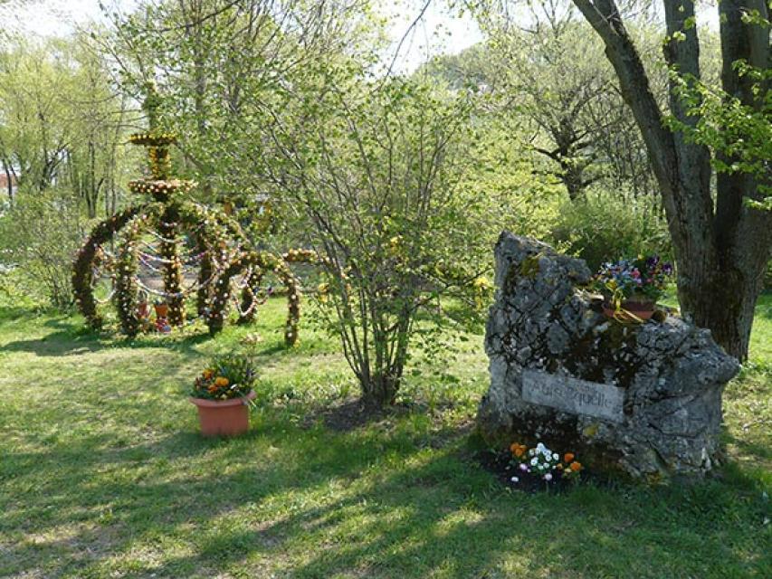Der Osterbrunnen in Könisgsfeld liegt etwas außerhalb an einer Quelle.