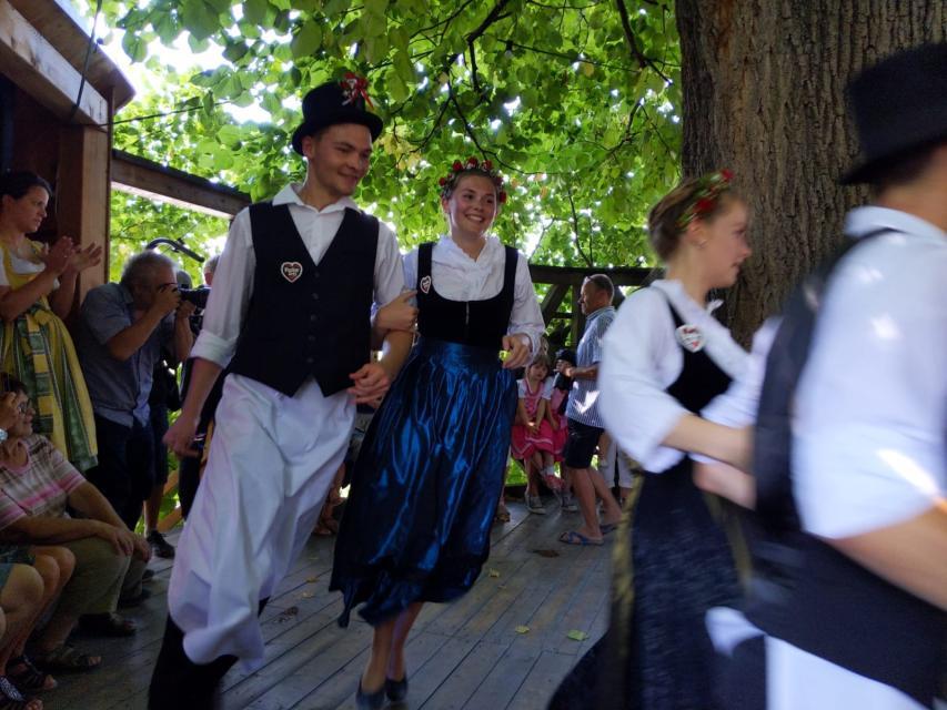 In Limmersorf bei Thurnau können Sie die älteste Tanzlinde Oberfrankens bestaunen. Sie ist bereits über 300 Jahre alt. Seit 1729 wird ununterbrochen zur Lindenkirchweih Ende August auf ihr getanzt.
                 title=