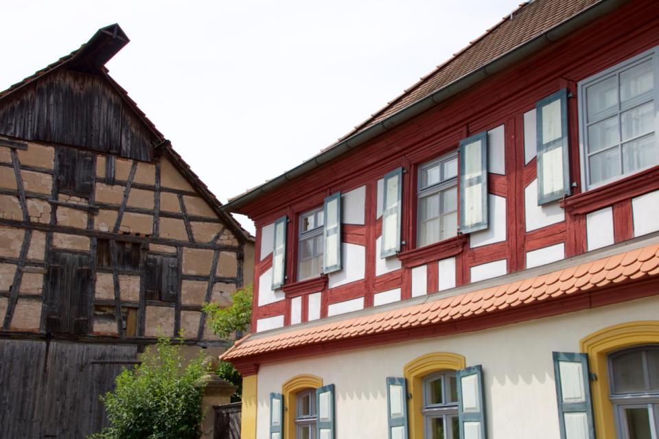 Schöne, typisch fränkische Fachwerkhäuser finden Sie im idyllischen Lohndorf in der Fränkischen Toskana.