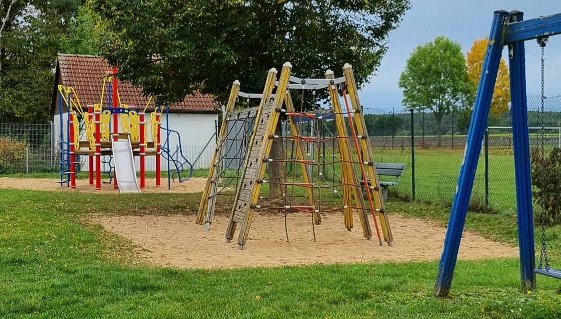 Geeignet für Kinder von 1-12 Jahren, Spielplatz ist umzäunt
