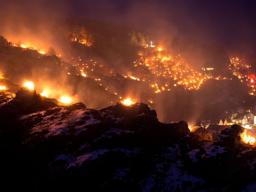Blick über die Felshänge rund um Pottenstein, auf denen unzählig viele Feuer brennen.