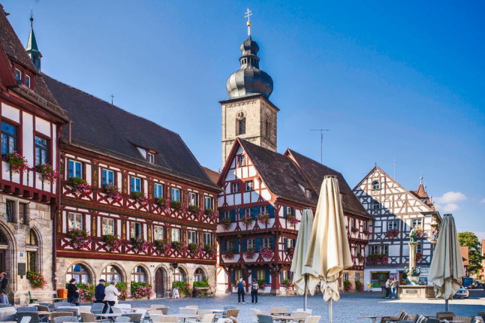 Der Hauptbau des Rathauses stammt aus dem Jahr 1402.