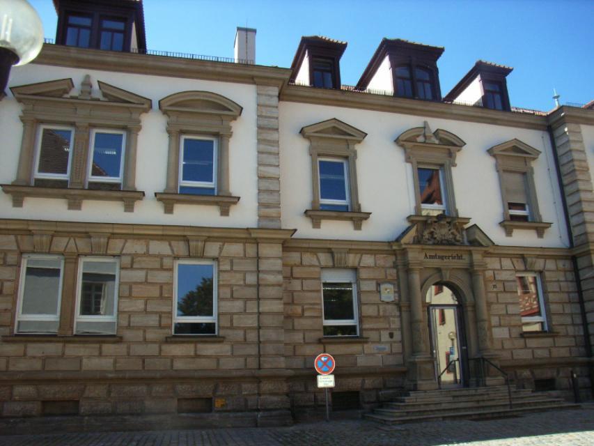 Das Gebäude wurde 1896 im Neurenaissance-Stil anstelle eines Nebengebäudes der Pfalz unmittelbar auf der Stadtmauer errichtet. Teilweise wurde Material aus der abgetragenen Verteidigungsanlage verwendet.