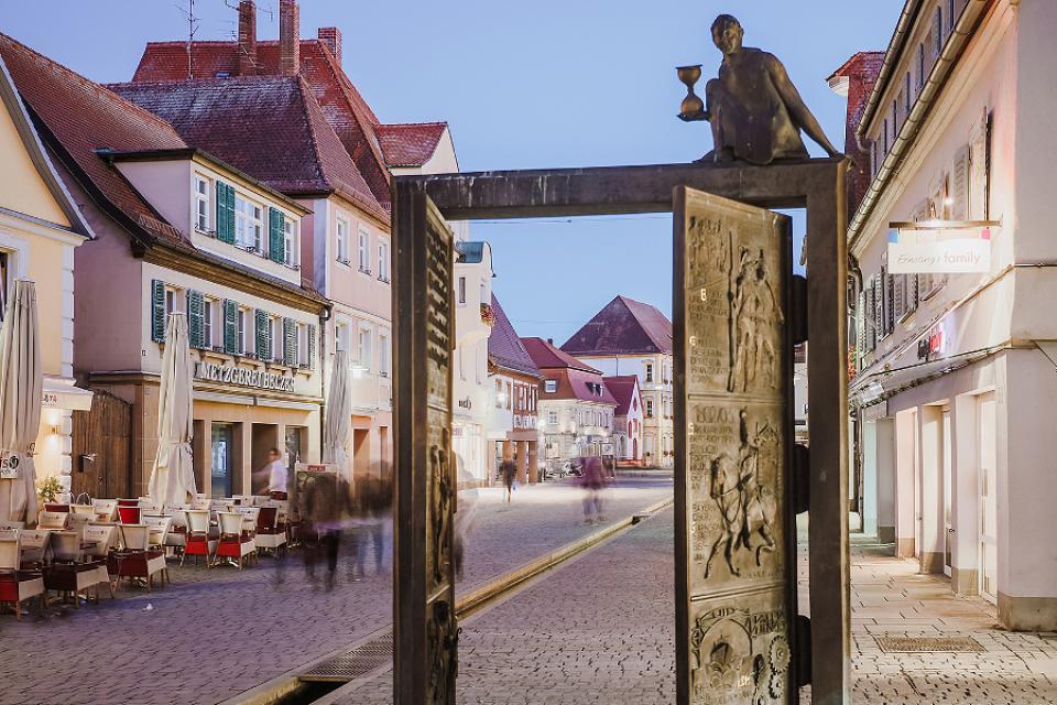 Die “Porta Vorchheimensis” stellt die Stadtgeschichte in Bildern dar.
                 title=