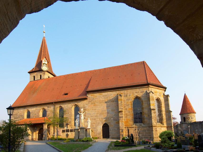 Die Kirchenburg Effeltrich wurde Ende des 15. Jahrhunderts als Wehrkirche erbaut.
                 title=