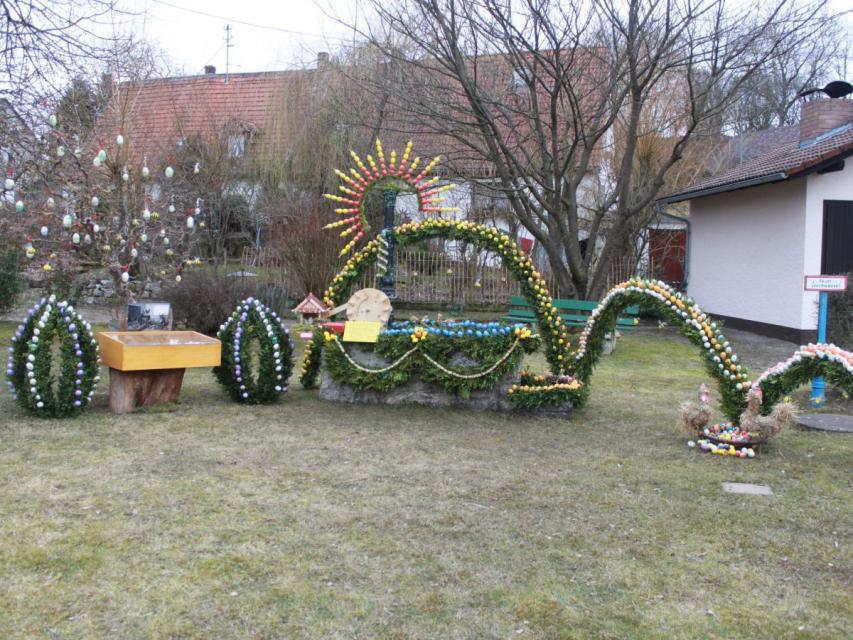 Im Wiesenttaler Ortsteil Voigendorf erwartet Sie ein kleiner aber feiner Osterbrunnen mit Schaukasten (Exoten-Eier) und Wasserrad.