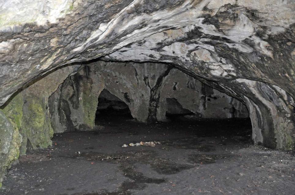 Blick in die felsige Höhle mit runder felsiger Höhlendecke.