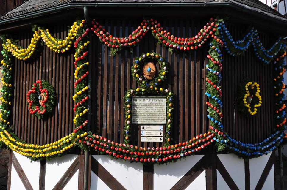 Im Brunnenhaus ist zur Osterzeit die einzige "Osterkrippe" zu bewundern, wobei die Kreuzigungsszene plastisch und anschaulich dargestellt wird.
                 title=