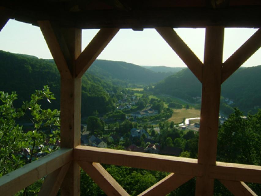 Durch das Gebälk des Pavillon geht der Blick in das Wiesenttal.