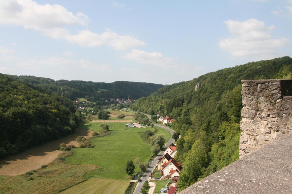 Hoch über den Dächern Wolfsbergs besteht ein Restteil der ehemaligen Burg. Unser Blick schweift über den Ort. Die nahegelegene Ortschaft Untertrubach kann man in der Ferne noch erkennen.