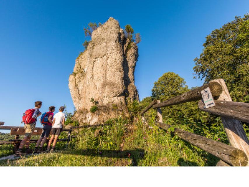 Beigestert sehen drei Wanderer auf den übrig gebliebenen Dolomitfelsen. Es verlangt viel Phantasie sich die ehemalige Burg vorzustellen, von welcher nichts mehr übrig geblieben ist.
