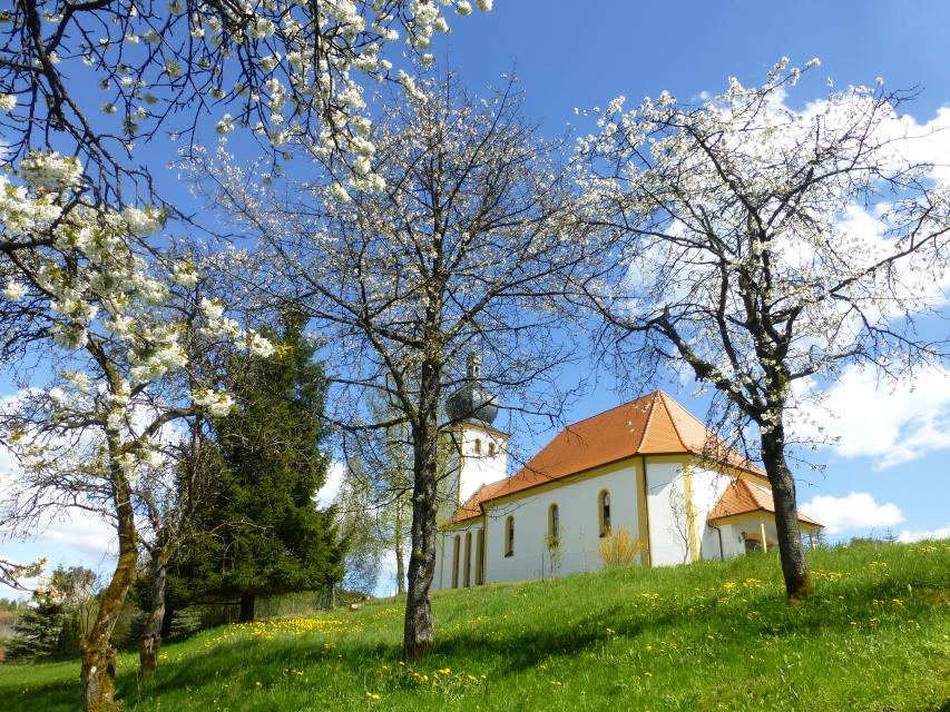 Die Kirche wurde von 1952 bis 1961 auf Wunsch der Bürger nach einem eigenen Gotteshaus errichtet.