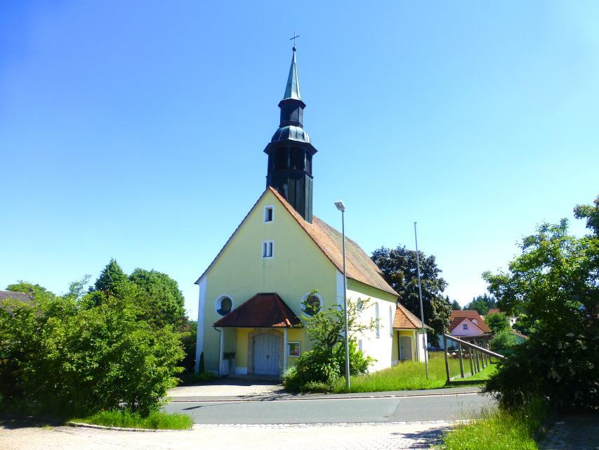 Die Marienkirche wurde von den Dorfbewohnern in Hand- und Spanndienst 1951/52 erbaut.
                 title=