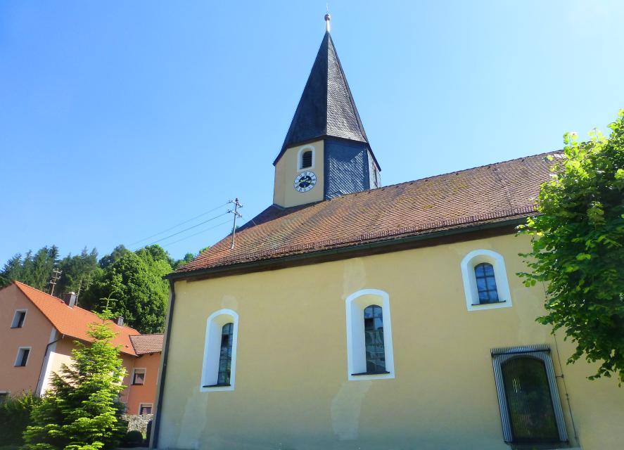 Das Äußere der Kirche lässt kaum ahnen, dass die Anlage bereits um das Jahr 1250 entstanden ist.