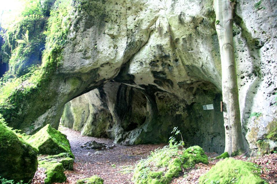 Der Hohlenstein oder Höllenstein ist zu erreichen über den Wanderweg roter Ring und hat eine mächtige Durchgangshöhle.Einstieg ist der Parkplatz gegenüber Kletter-Infozentrum.