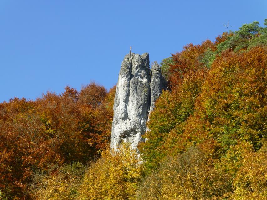 Der Zehnerstein befindet sich gegenüber des Sportplatzes Wolfsberg.Auf dem Felsen wurde ein Symbol für den Klettersport angebracht, ein Haken, der die Sicherheit im Klettersport erhöhte.Es handelt sich um eine überdimensionale Nachbildung von einem 