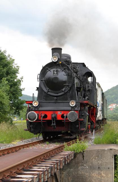 Mit den historischen Zügen der Dampfbahn Fränkische Schweiz e.V. unternehmen Sie eine nostalgische Reise durchs Wiesenttal auf der 16 km langen, denkmalgeschüzten Bahnstrecke von Ebermannstadt bis nach Behringermühle. Vom 1. Mai bis Ende Oktober heißt es am Bahnhof Ebermannstadt: 