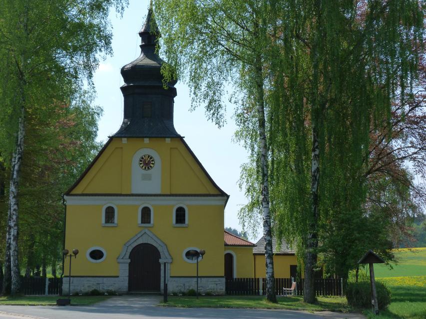 Die feierliche Weihe der kleinen Kirche in Wohlmuthshüll erfolgte 1921. Nach Renovierungsarbeiten in den 1970er Jahren präsentiert sich die Kapelle als kleines Schmuckstück.