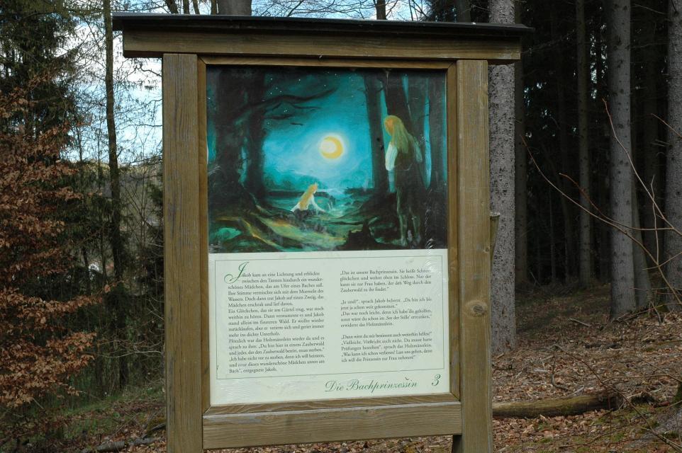 Ein erklärendes Schild für die Wanderer aus Holz