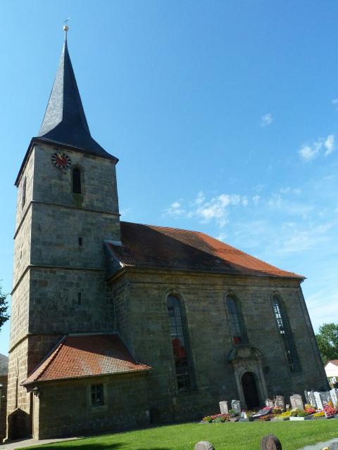 Entstanden ist die Kirche im 15. Jahrhundert. Sehenswert sind die dreiseitigen, von marmorierten S&auml;ulen getragene doppelte Empore mit Bildern des Bayreuther Hofmalers Johann Heinrich Scherte sowie der Taufstein und die reich verzierte Kanzel.
