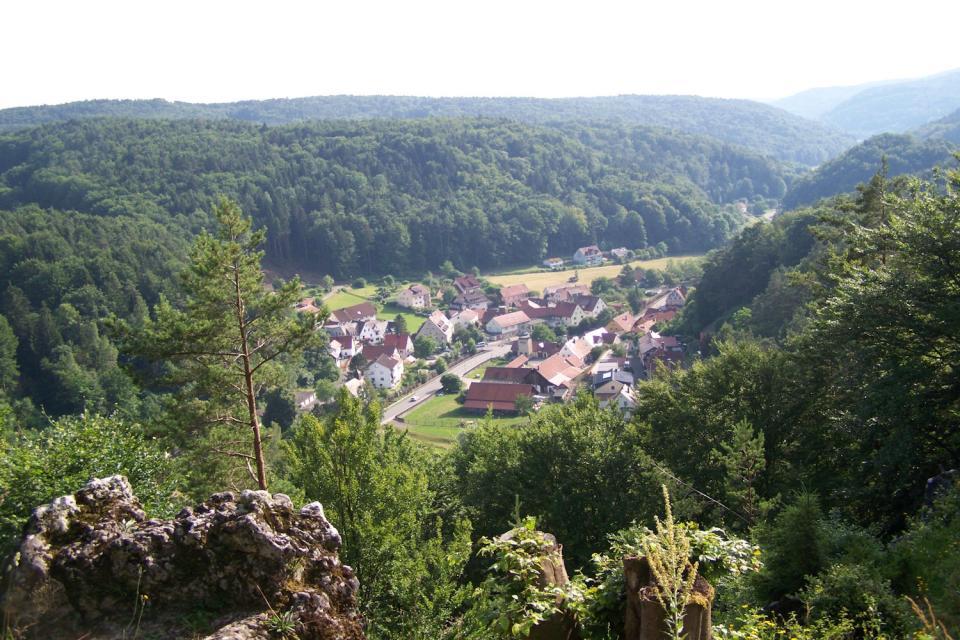 Vom Fuße des Turms Aussicht über den Ort Hirschbach