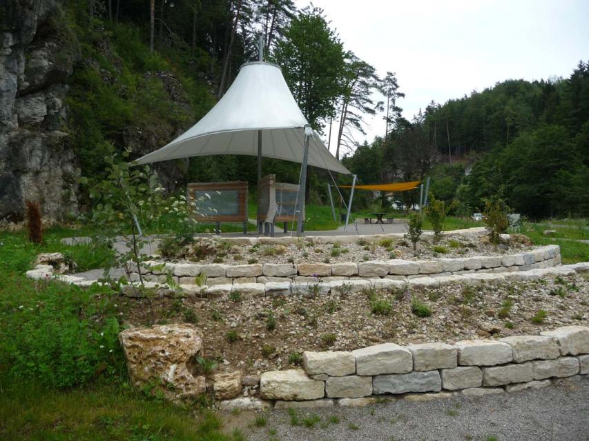 Der Juragarten ist integriert in das Kletter-Infozentrum für die Fränkische Schweiz und den gesamten Frankenjura in Obertrubach und befasst sich vor allem mit den Pflanzen am Fels.
                 title=