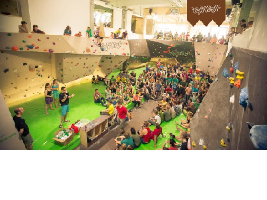 Café Kraft – Klettern frisch serviert!»Die fränkischste Boulderhalle der Welt« (Süddeutsche Zeitung) wartet in Nürnberg mit über 400 Bouldern in einer klimatisierten Halle auf Deinen Besuch!