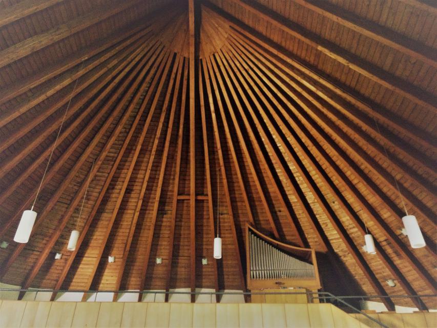 Die Himmelfahrtskirche beeindruckt durch eine meterhohe Holzdecke, welche sich sonnenstrahlenförmig vereint. Eine schlichte Orgel ziert die Empore.