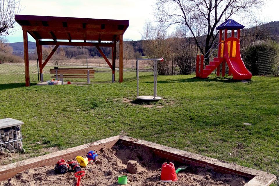 Idyllisch eingebettet neben dem Fischbach liegt dieser neu angelegte Spielplatz in Niedermirsberg, einem Ortsteil von Ebermannstadt.