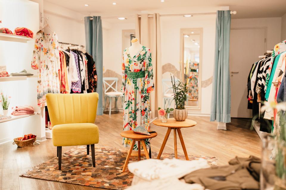 Bei „Christine Damenmode“ kommen Fashionfans auf ihre Kosten: Kleidung von coolen Freizeit- bis zu legeren Business-Outfits, Accessoires, Schmuck und Postkarten laden zum ausgiebigen Shoppen ein.
