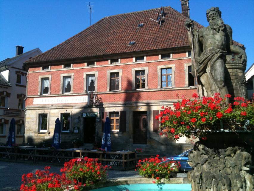 Am Marktplatz, gegenüber von Schloss Thurnau, liegt das Restaurant 