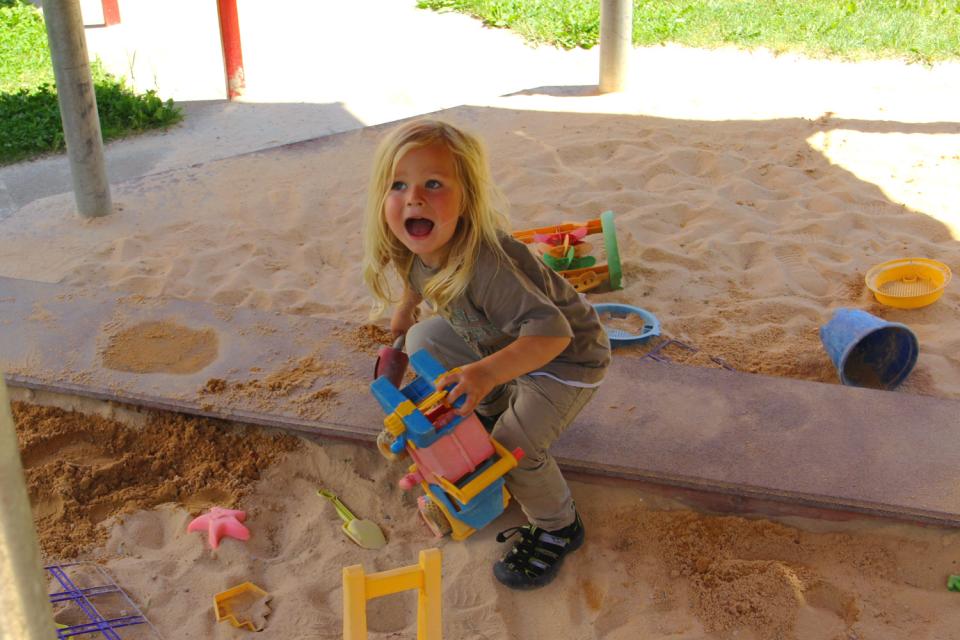 Ein Kleinkind spielt im Sandkasten