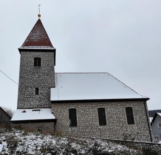 Der Bau der Filialkirche St. Josef in Zeegendorf, zugehörig zur Pfarrei Mariä Himmelfahrt, Mistendorf, wurde 1952 vollendet. Am 24. August 1952 erhielt St. Josef die kirchliche Weihe. 1966 kamen drei Glocken auf den Turm.