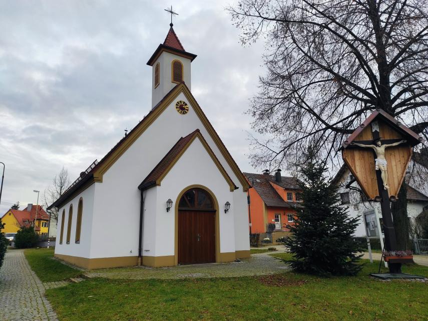 Die Kirche wurde im Jahre 2003 bis April 2005 erbaut. Sie bietet Platz für ungefähr 100 Gläubige und gehört zur Pfarrgemeinde Litzendorf. 